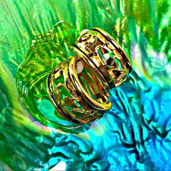 CHANEL Vintage Gold Cut Out Logo Clip On Earrings - Picture 5 of 12